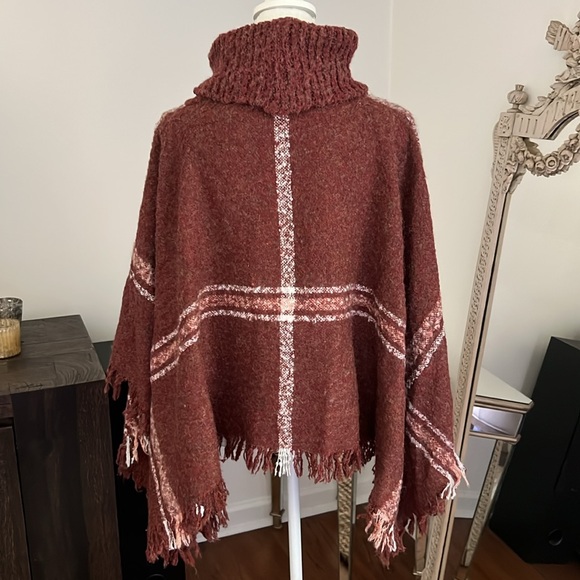 Poncho - Picture 3 of 6